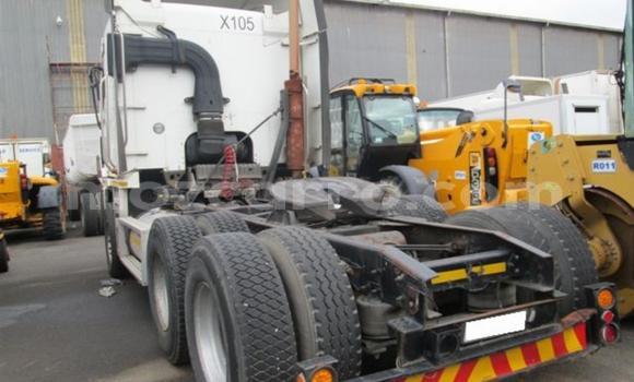 Comprar Usado Hino 300 Series Branco Caminhão em Beira em Sofala Comprar Usado Hino 300 Series Branco Caminhão em Beira em Sofala