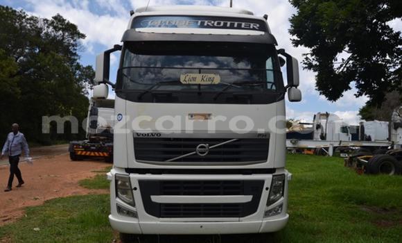 Comprar Usado Volvo F4 Branco Caminhão em Beira em Sofala Comprar Usado Volvo F4 Branco Caminhão em Beira em Sofala