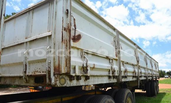 Comprar Usado Volvo F4 Branco Caminhão em Beira em Sofala Comprar Usado Volvo F4 Branco Caminhão em Beira em Sofala