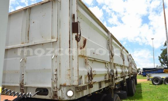 Comprar Usado Volvo F4 Branco Caminhão em Beira em Sofala Comprar Usado Volvo F4 Branco Caminhão em Beira em Sofala