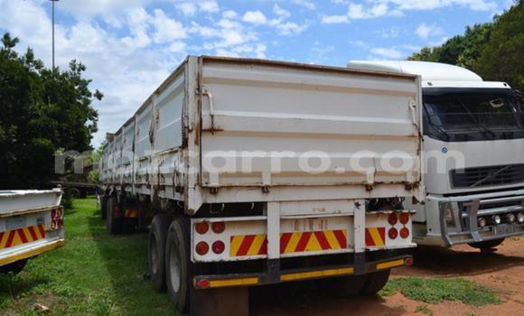 Comprar Usado Volvo F4 Branco Caminhão em Beira em Sofala Comprar Usado Volvo F4 Branco Caminhão em Beira em Sofala