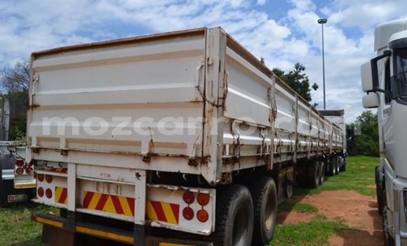 Comprar Usado Volvo F4 Branco Caminhão em Beira em Sofala Comprar Usado Volvo F4 Branco Caminhão em Beira em Sofala