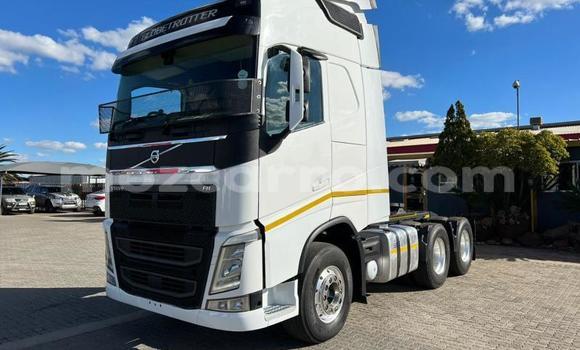 Comprar Usado Volvo F4 Branco Caminhão em Maputo em Maputo Comprar Usado Volvo F4 Branco Caminhão em Maputo em Maputo