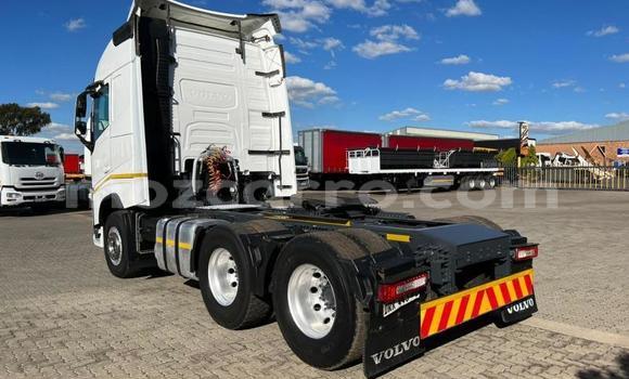 Comprar Usado Volvo F4 Branco Caminhão em Maputo em Maputo Comprar Usado Volvo F4 Branco Caminhão em Maputo em Maputo