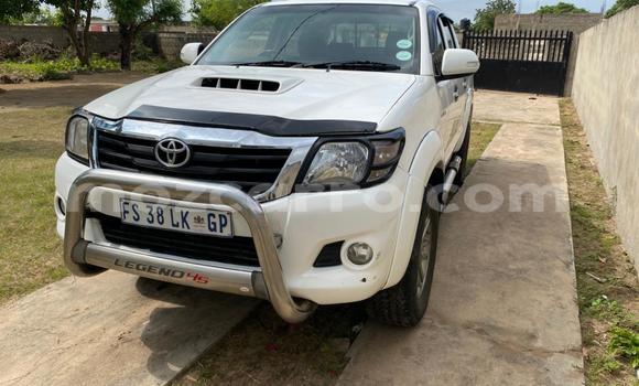 Comprar Usado Toyota Hilux Branco Carro em Moçambique em Nampula