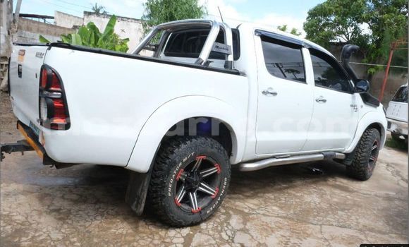 Nunua Ilio tumika Toyota Hilux Nyeupe Gari ndani ya Maputo nchini Maputo