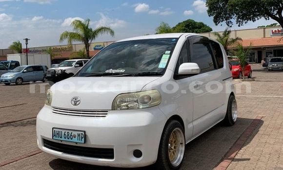 Comprar Usado Toyota Porte Branco Carro em Maputo em Maputo