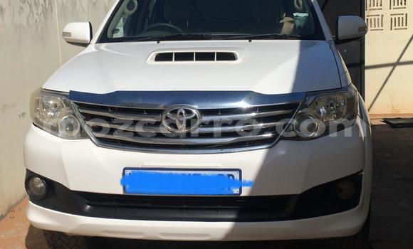 Nunua Ilio tumika Toyota Hilux Nyeupe Gari ndani ya Maputo nchini Maputo
