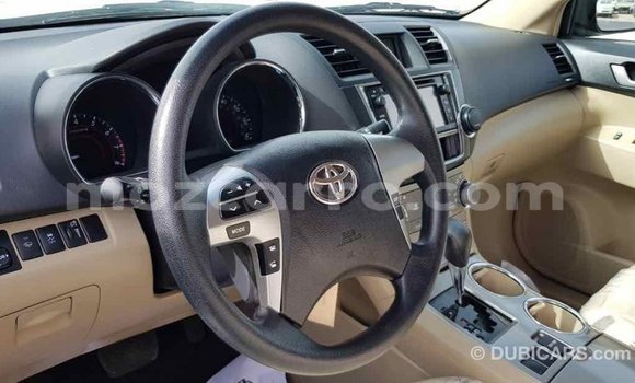 Tenga Imported Toyota Highlander Nhema Mota in Import - Dubai in Cabo Delgado Tenga Imported Toyota Highlander Nhema Mota in Import - Dubai in Cabo Delgado
