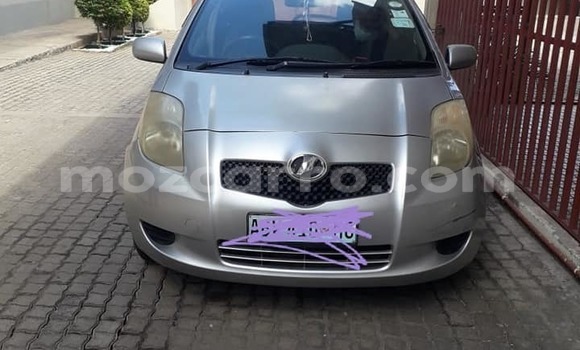 Comprar Usado Toyota Vitz Prata Carro em Maputo em Maputo