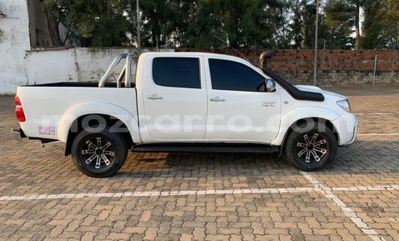 Tenga Tsaru Toyota Hilux Chena Mota in Maputo in Maputo