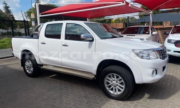 Nunua Ilio tumika Toyota Hilux Nyeupe Gari ndani ya Maputo nchini Maputo