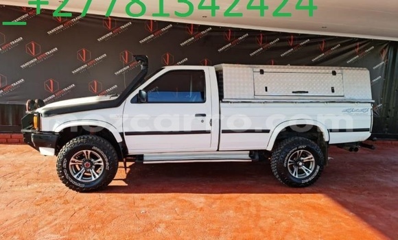 Buy Used Nissan NP 300 Silver Car in Maputo in Maputo