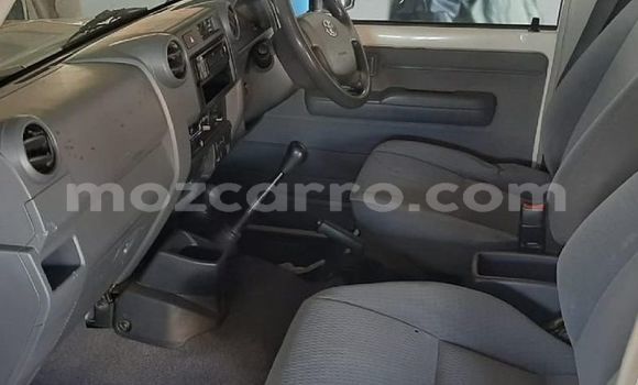 Comprar Usado Toyota Land Cruiser Bege Carro em Maputo em Maputo Comprar Usado Toyota Land Cruiser Bege Carro em Maputo em Maputo