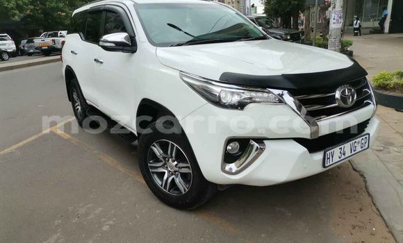 Nunua Ilio tumika Toyota Fortuner Nyeupe Gari ndani ya Maputo nchini Maputo