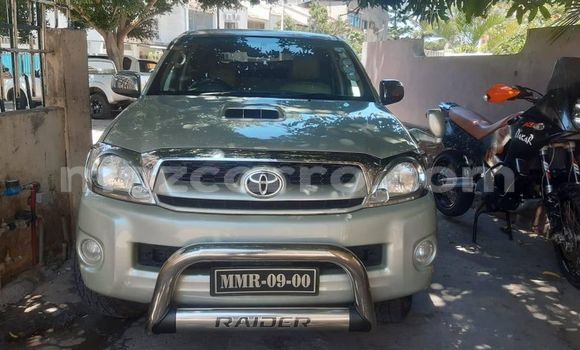 Comprar Usado Toyota Hilux Bege Carro em Maputo em Maputo