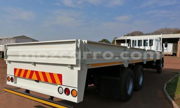 Nunua Ilio tumika Nissan UD Nyeupe Lori ndani ya Maputo nchini Maputo Nunua Ilio tumika Nissan UD Nyeupe Lori ndani ya Maputo nchini Maputo