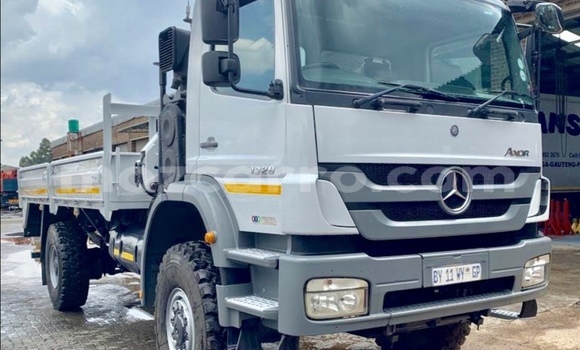 Tenga Tsaru Mercedes‒Benz Truck Chena Rori in Maputo in Maputo Tenga Tsaru Mercedes‒Benz Truck Chena Rori in Maputo in Maputo