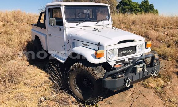 Nunua Ilio tumika Toyota Land Cruiser Nyeupe Gari ndani ya Beira nchini Sofala