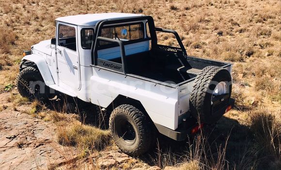 Comprar Usado Toyota Land Cruiser Branco Carro em Beira em Sofala Comprar Usado Toyota Land Cruiser Branco Carro em Beira em Sofala