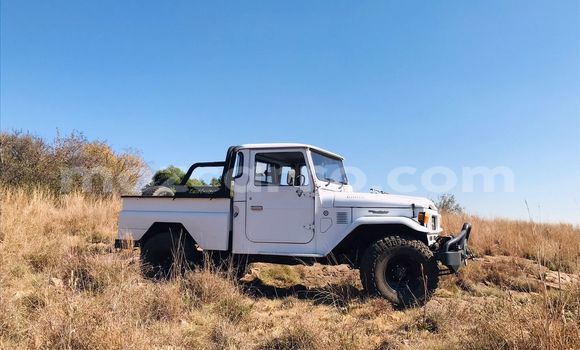 Comprar Usado Toyota Land Cruiser Branco Carro em Beira em Sofala Comprar Usado Toyota Land Cruiser Branco Carro em Beira em Sofala