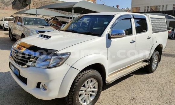 Tenga Tsaru Toyota Hilux Chena Mota in Maputo in Maputo