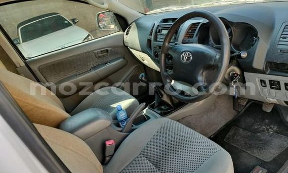 Nunua Ilio tumika Toyota Hilux Nyeupe Gari ndani ya Maputo nchini Maputo Nunua Ilio tumika Toyota Hilux Nyeupe Gari ndani ya Maputo nchini Maputo
