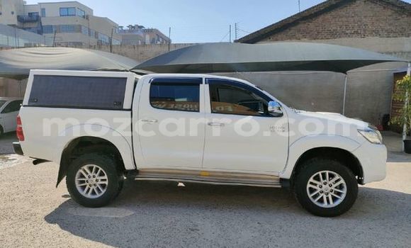 Nunua Ilio tumika Toyota Hilux Nyeupe Gari ndani ya Maputo nchini Maputo Nunua Ilio tumika Toyota Hilux Nyeupe Gari ndani ya Maputo nchini Maputo