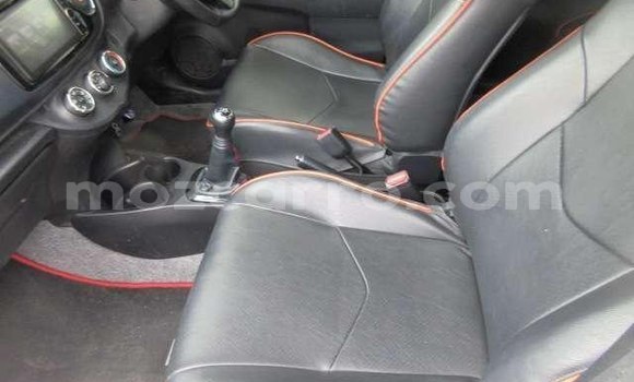 Comprar Usado Toyota Vitz Branco Carro em Inhambane em Inhambane Comprar Usado Toyota Vitz Branco Carro em Inhambane em Inhambane