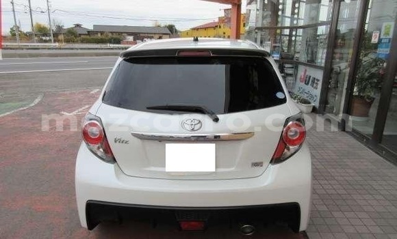 Comprar Usado Toyota Vitz Branco Carro em Inhambane em Inhambane Comprar Usado Toyota Vitz Branco Carro em Inhambane em Inhambane