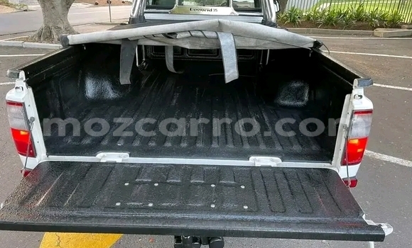 Nunua Ilio tumika Toyota Hilux Nyeupe Gari ndani ya Maputo nchini Maputo Nunua Ilio tumika Toyota Hilux Nyeupe Gari ndani ya Maputo nchini Maputo