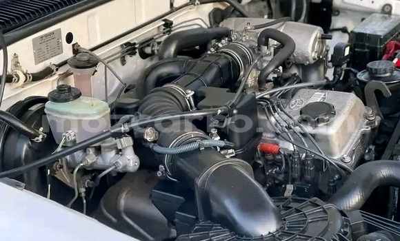 Nunua Ilio tumika Toyota Hilux Nyeupe Gari ndani ya Maputo nchini Maputo Nunua Ilio tumika Toyota Hilux Nyeupe Gari ndani ya Maputo nchini Maputo