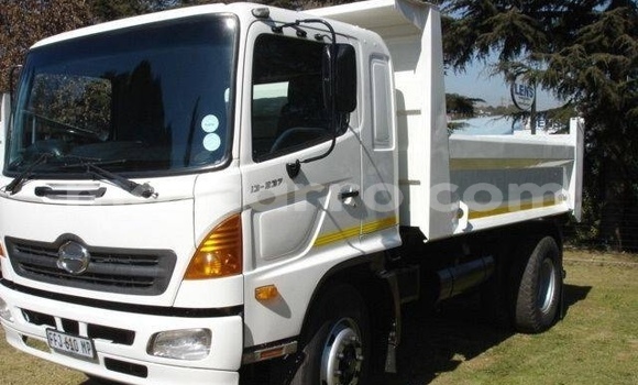 Comprar Usado Hino 300 Series Branco Caminhão em Maputo em Maputo Comprar Usado Hino 300 Series Branco Caminhão em Maputo em Maputo
