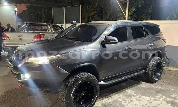 Nunua Ilio tumika Toyota Fortuner Nyeusi Gari ndani ya Maputo nchini Maputo