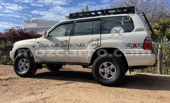 Comprar Usado Toyota Land Cruiser Branco Carro em Vilankulo em Inhambane Comprar Usado Toyota Land Cruiser Branco Carro em Vilankulo em Inhambane
