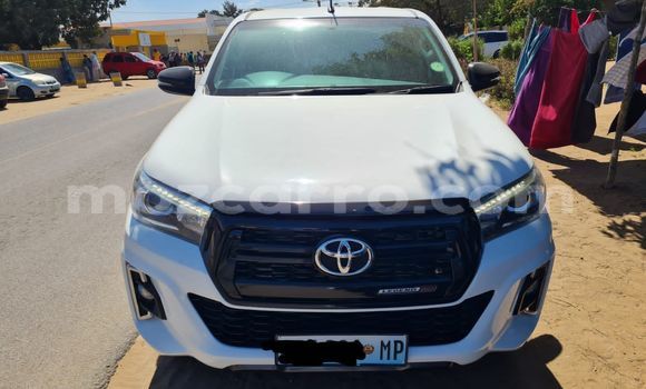 Nunua Ilio tumika Toyota Hiluxe Revo Nyeupe Gari ndani ya Maputo nchini Maputo