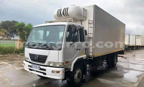 Comprar Usado Isuzu FTR 850 Branco Caminhão em Maputo em Maputo Comprar Usado Isuzu FTR 850 Branco Caminhão em Maputo em Maputo