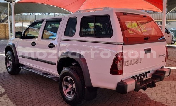 Comprar Usado Isuzu KB Branco Carro em Maputo em Maputo Comprar Usado Isuzu KB Branco Carro em Maputo em Maputo