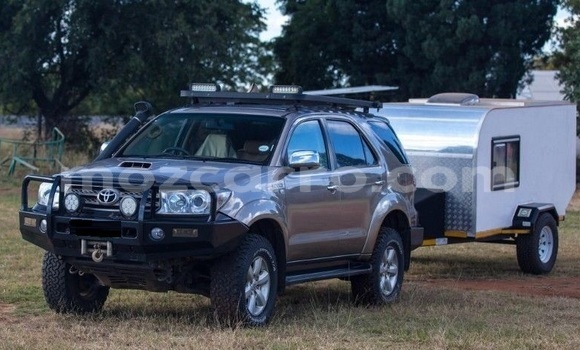 Tenga Tsaru Toyota Fortuner Beige Mota in Maputo in Maputo