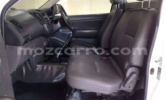 Nunua Ilio tumika Toyota Hilux Nyeupe Gari ndani ya Maputo nchini Maputo Nunua Ilio tumika Toyota Hilux Nyeupe Gari ndani ya Maputo nchini Maputo