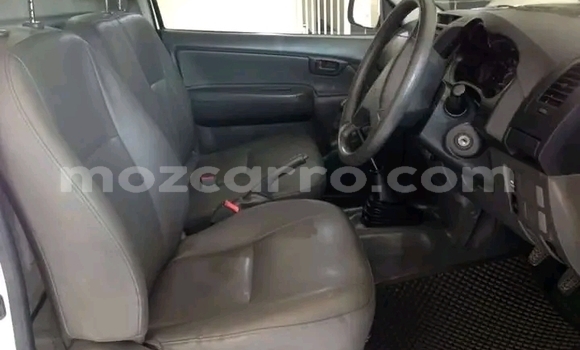 Nunua Ilio tumika Toyota Hilux Nyeupe Gari ndani ya Maputo nchini Maputo Nunua Ilio tumika Toyota Hilux Nyeupe Gari ndani ya Maputo nchini Maputo