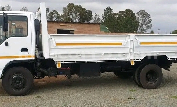 Comprar Usado Isuzu FTR 850 Branco Caminhão em Maputo em Maputo Comprar Usado Isuzu FTR 850 Branco Caminhão em Maputo em Maputo