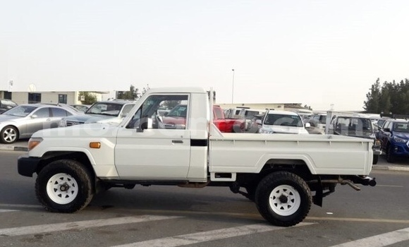 Buy Used Toyota Land Cruiser White Car in Maputo in Maputo Buy Used Toyota Land Cruiser White Car in Maputo in Maputo