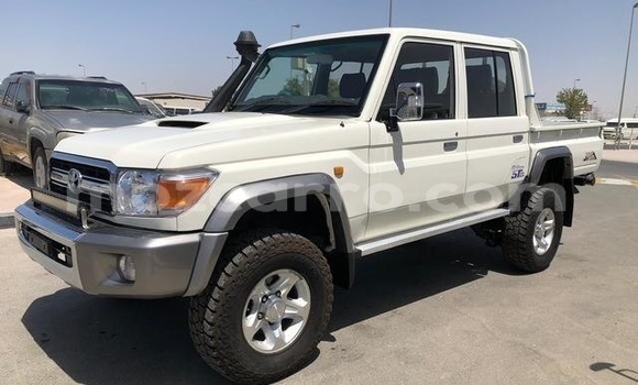 Buy Used Toyota Land Cruiser White Car in Maputo in Maputo