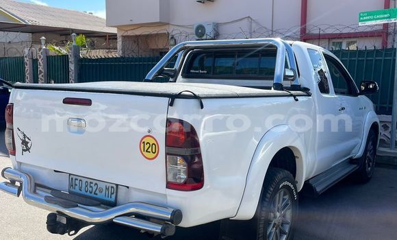 Nunua Ilio tumika Toyota Hilux Nyeupe Gari ndani ya Maputo nchini Maputo