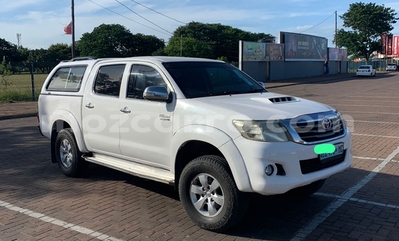Nunua Ilio tumika Toyota Hilux Nyeupe Gari ndani ya Maputo nchini Maputo