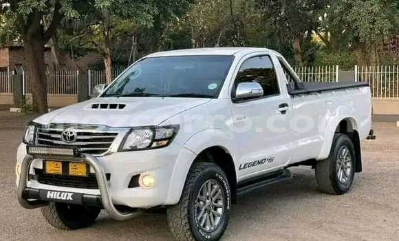 Nunua Ilio tumika Toyota Hilux Nyeupe Gari ndani ya Maputo nchini Maputo