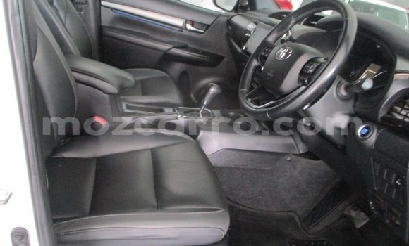 Nunua Ilio tumika Toyota Hilux Nyeupe Gari ndani ya Maputo nchini Maputo Nunua Ilio tumika Toyota Hilux Nyeupe Gari ndani ya Maputo nchini Maputo