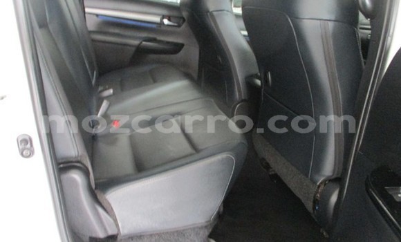 Nunua Ilio tumika Toyota Hilux Nyeupe Gari ndani ya Maputo nchini Maputo Nunua Ilio tumika Toyota Hilux Nyeupe Gari ndani ya Maputo nchini Maputo