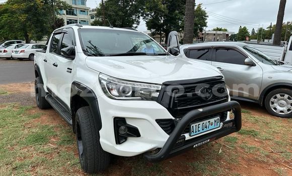 Nunua Ilio tumika Toyota Hiluxe Revo Nyeupe Gari ndani ya Maputo nchini Maputo